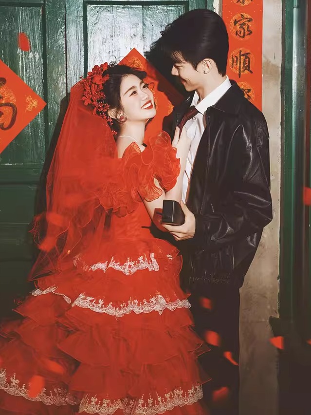 فستان زفاف أحمر بتصميم عتيق عل - مراجعة Vintage Fashion Photographers وسعره
