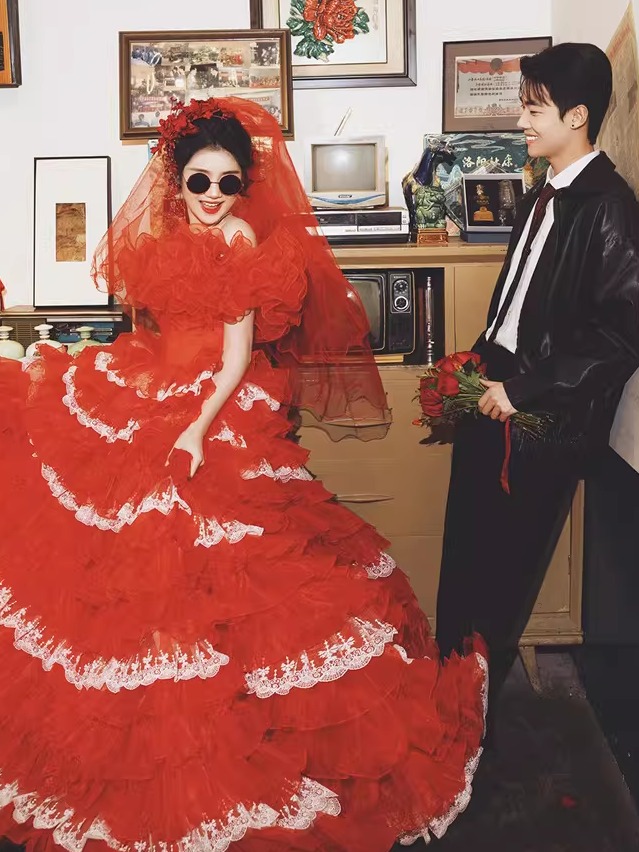 فستان زفاف أحمر بتصميم عتيق عل - مراجعة Vintage Fashion Photographers وسعره